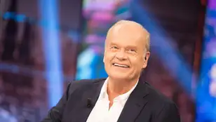 Kelsey Grammer emociona-se ao explicar o que o surf significa na sua vida: chegou mesmo a sobreviver a um enfarte